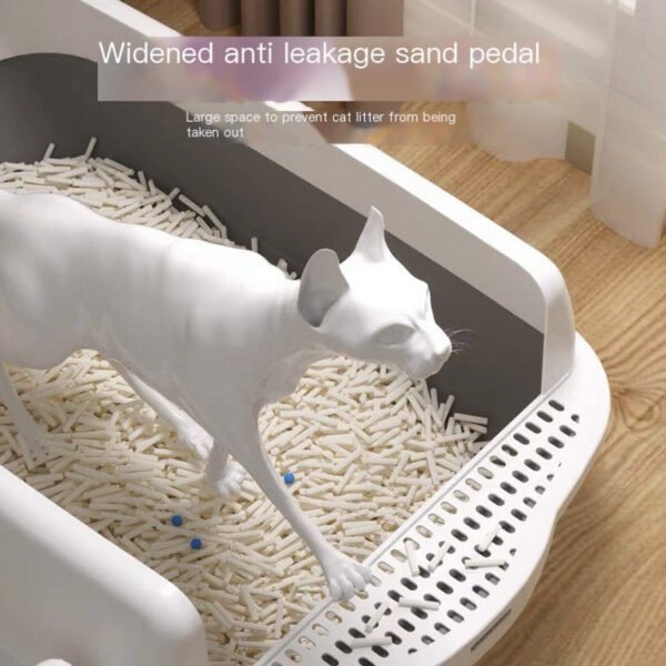 Cat in litter box with widened anti-leakage sand pedal and pellet litter