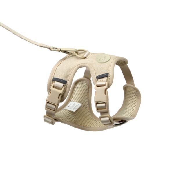 katzengeschirr-set-leine-sand Escape-Proof Cat Harness & Leash Set with AirTag Pocket